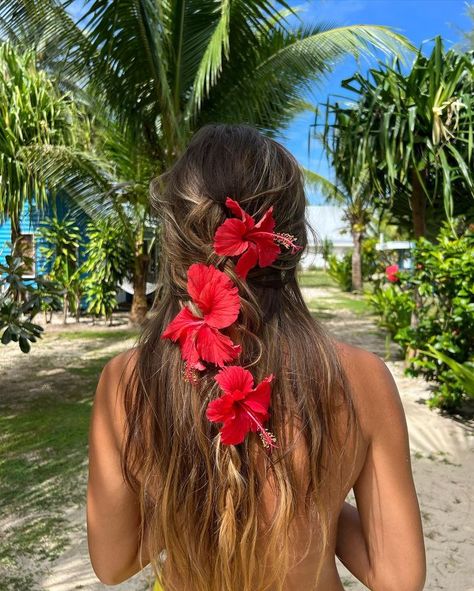 Hibiscus in the hair is the cutest tropical hairstyle!! 🩷 Island Girl, Summer Feeling, Summer Dream, Summer Photos, Summer Pictures, Beach Aesthetic, Beach Babe, Beach Vibe, Tahiti