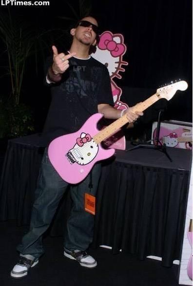 Poses Guitar, Guitar Poses, Hello Kitty Guitar, Hello Kitty Games, Mike Shinoda, Pink Hello Kitty, Kitty Games, Guitar Tabs