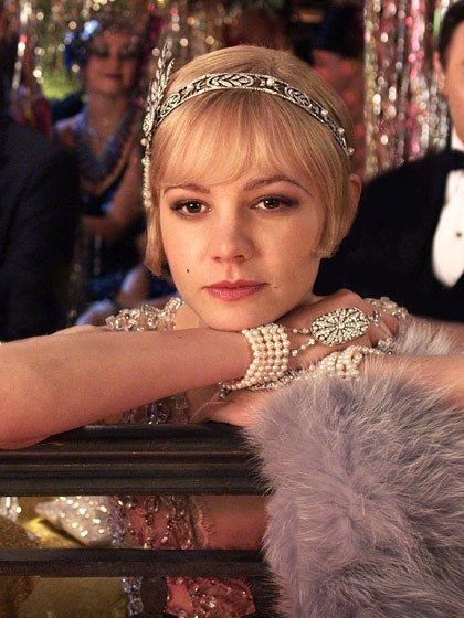 Forget for a moment that headbands and barrettes are tools that keep hair off your face. "Sometimes, they are just great for creating a new style when you can't manipulate the actual hair," says hairstylist Chris McMillan. Case in point: Carey Mulligan's dressed-up pixie in The Great Gatsby. Look Gatsby, Retro Bob, Gatsby Girl, 70s Fashion Outfits, Gatsby Hair, Daisy Buchanan, 1920s Hair, 70s Women, Carey Mulligan