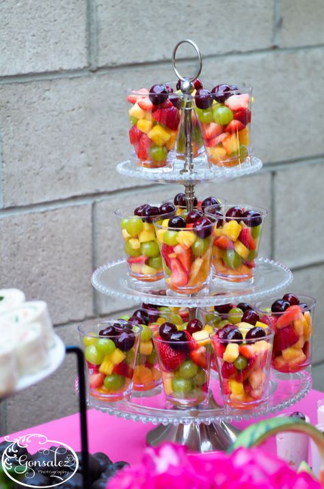 Fruits Fruit Platter Designs, Fruit Arrangements, Fruit Decorations, Fruit Cups, Party Platters, Shower Food, Snacks Für Party, Fruit Platter, Fruit Tray