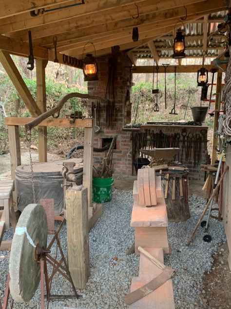 Home Blacksmith Forge, How To Build A Forge, Blacksmith Shop Design, Blacksmith Shop Ideas, Medieval Blacksmith Shop, Blacksmith Aesthetic, Forge Building, Japanese Blacksmith, Blacksmithing Forge