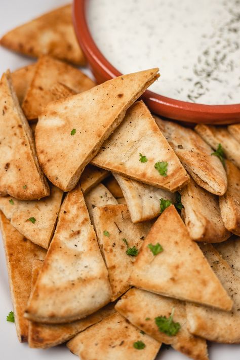 Pita Chips Recipe, Pita Crackers, Gluten Free Pita, Baked Pita Chips, Homemade Pita Chips, Greek Pita, Homemade Pita, Pita Bread Recipe, Pan Pita