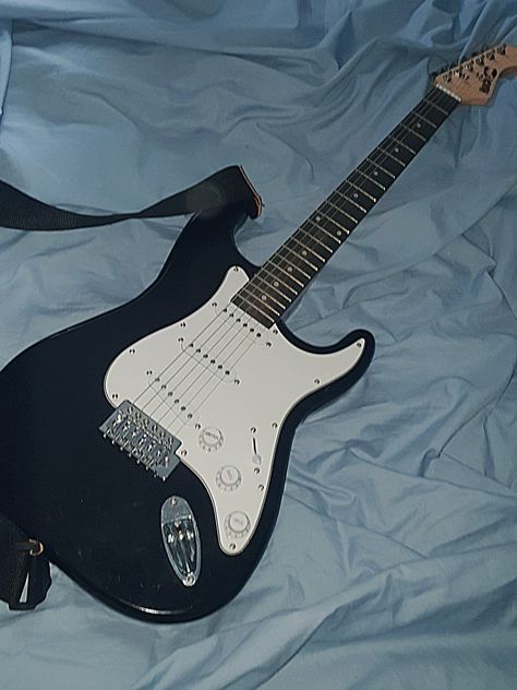 Black and white RockJam Stratocaster Electric Guitar Stratocaster Black, Black Stratocaster Aesthetic, Fender Stratocaster Aesthetic, Black Electric Guitar Aesthetic, Stratocaster Aesthetic, Black Stratocaster, Black And White Guitar, Electronic Guitar, Guitar Decorations