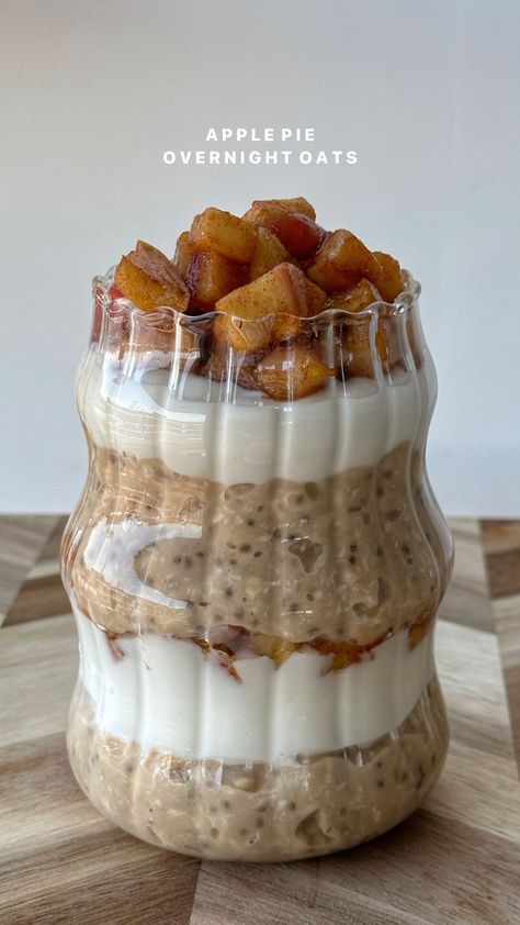 APPLE PIE OVERNIGHT OATS 🥧🍂 This is my go-to recipe for the creamiest overnight oats, and lemme tell you the cinnamon apple / parfait… | Instagram Apple Parfait, Apple Pie Overnight Oats, Apple Snacks, Oat Recipes Healthy, Overnight Oats Recipe Healthy, Apple Maple, Parfait Recipes, Cinnamon Apple, Healthy Food Motivation