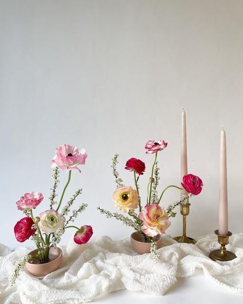 Elena Shelton | Designer on Instagram: "Happy Monday! These beautiful local Ranunculus deserve their own moment to shine. Wouldn’t you agree?! . . . #solsticebloom #solsticebloomdesign #floraldesign #ikebana #ranunculus #love #blooms #spring #springtime #garden #flowers #japanese #bridetobe #weddingplanner #weddinginspiration #la #socal #scbmember #creative #blogger #homedecor #home #travel #vacation #neutralstyle #topanga #losangelesflorist #art #nature #paris" Flower Arrangements Ikebana, Small Floral Arrangements For Tables, Floral Place Setting, Nature Paris, Bridal Era, Flowers Japanese, Flower Table Decorations, Floral Art Arrangements, Earth Tone Wall Art