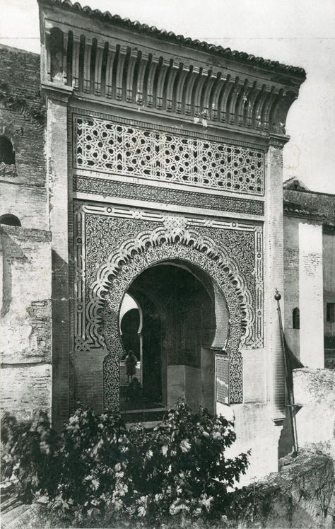 Algérie, façade mauresque par Photographie originale / Original photograph: (1890) Photographie | photovintagefrance Classical Architecture, Islamic Architecture, Urban Planning, Madonna, Morocco, Monument, Architecture, Art