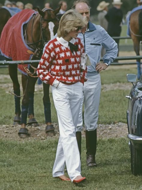 26 Princess Diana Street Style Looks That Highlight Her Unforgettable Fashion Prinz Charles, Rowing Blazers, Princess Diana Fashion, Polo Match, Diana Fashion, Lady Diana Spencer, Diana Spencer, Princesa Diana, Polo Club