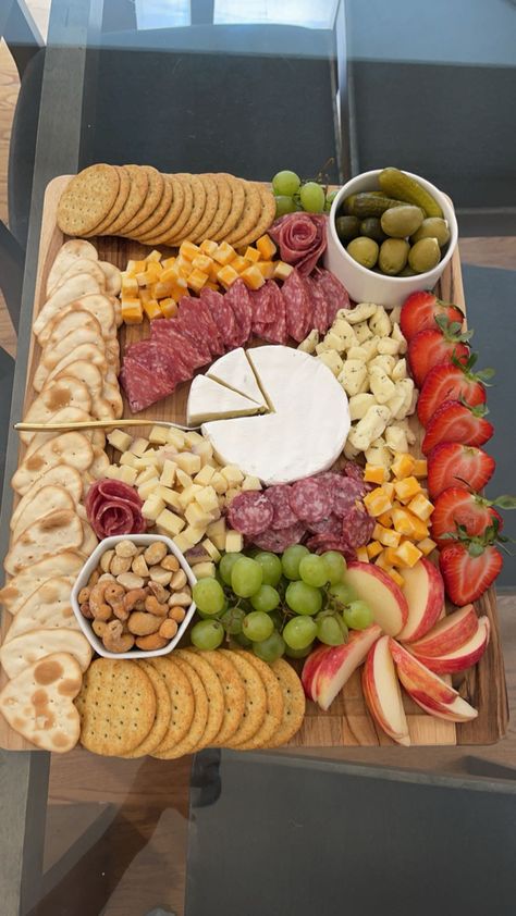 #charcuterie #aesthetic #delicious #charcuterieboard Charcuterie Board With Hummus, Picnic Food Charcuterie, Birthday Dinner Charcuterie Board, Savoury Food Board, Food Bored Ideas, Grad Charcuterie Board Ideas, Shicutery Board, Chacudory Board, Chacootary Board