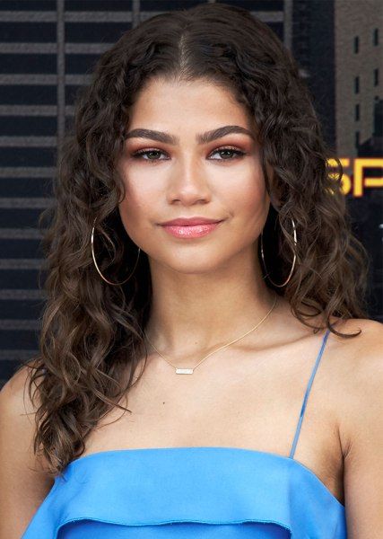 Zendaya Haircut, Zendaya Euphoria, Zendaya Makeup, Zendaya Hair, Haircut Types, Hair Red, Hair And Beauty Salon, Famous Girls, Trendy Fashion Outfits