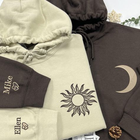 The Custom Embroidered Sun and Moon Hoodie is a perfect matching set for couples. These personalized hoodies feature complementary sun and moon designs, making them a thoughtful and unique gift for him and her. Ideal for anniversaries, Valentine's Day, or just because. 💞 Product and Brand Details   ABOUT STYLE SHIRT - T-shirt is short sleeve - Crewneck same sweatshirt is not hood - Hoodie with hood ➤ Gildan ® brand ➤ Unisex & Classic fit ➤ 8 oz./yd² (US) 13.3 oz./L yd (CA), 50/50 cotton/polyest Matching Sweaters For Couples Aesthetic, Embroidery On Hoodies For Boyfriend, Matching Couple Jackets, Personalized Hoodies Ideas, Matching Hoodies With Boyfriend, Make Matching Hoodies, Hoodie Art Design, Couples Hoodies Ideas, Gifts For Girlfriend Cute Ideas