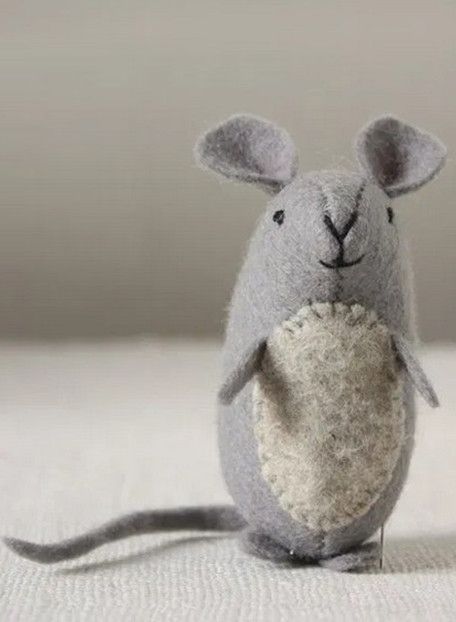 Anne Wood Handmade: Felt Mouse - free pattern and instructions Diy Felt Animals, Stuffed Mouse, Felt Animal Pattern, Christmas Mice, Felt Craft Projects, Felt Animal Patterns, Ann Wood, Mouse Crafts, Sewing Stuffed Animals