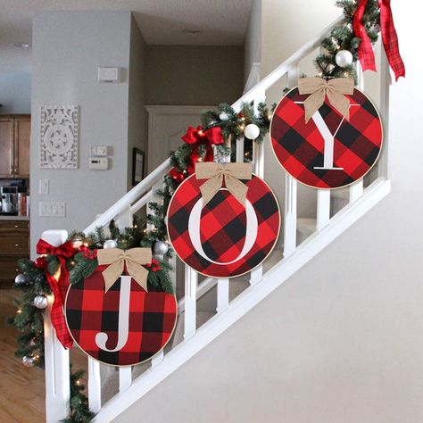 Christmas Tree Inspiration Rustic, Julkransar Diy, Christmas Banister, Christmas Stairs, Buffalo Plaid Christmas Decor, Plaid Christmas Decor, Christmas Decorations Wreaths, Dollar Tree Christmas, Christmas Tree Inspiration