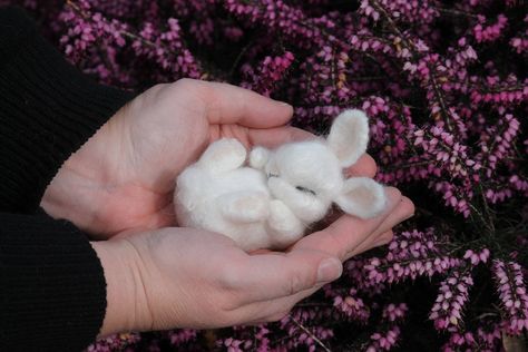 Bunny White, Needle Felting Diy, Needle Felted Christmas, Felting Ideas, Wool Animals, Felt Gifts, Felt Bunny, Bunny Basket, Rabbit Easter