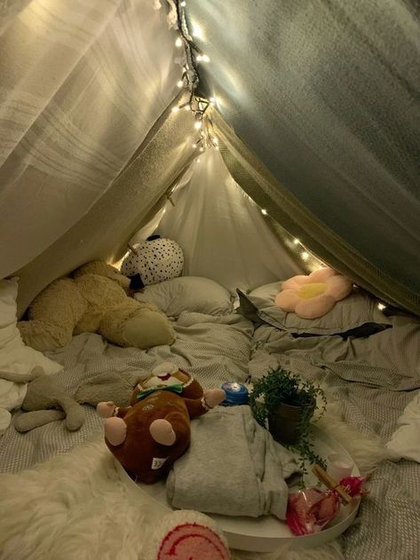 Forts To Build Inside, Tent Sleepover Party Backyards, Sleepover Setup Ideas, Cute Fort Ideas, Cool Fort Ideas, Things To Do On A Sleepover, Fort Ideas Indoor, Fort Sleepover, Sleepover Bedroom