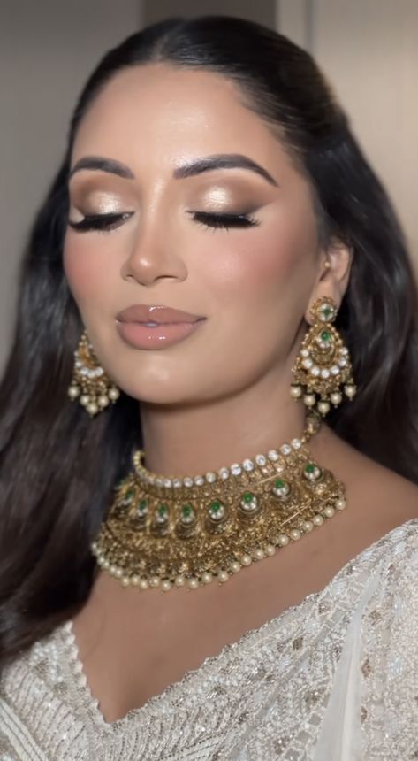 Baraat Makeup Look Pakistani, Makeup With Green Lehenga, Makeup Look For Wedding Guest Indian, Wedding Makeup South Asian, Indian Sangeet Makeup Look, Desi Wedding Makeup Natural, Desi Baddie Makeup, Makeup For White Outfit Indian, Pakistani Wedding Makeup Look