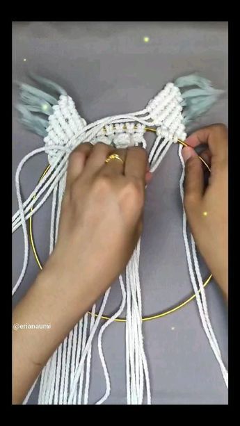 tutorial how to make macrame owl with woll Owl Pattern Tutorial, Wool Macrame, Macrame Wedding Decor, Owl Tutorial, Free Macrame Patterns, Macrame Bracelet Tutorial, Owl Wall Hanging, Macrame Owl, Macrame Wall Hanging Diy