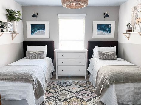 Bedroom with twin beds and ocean mural - sconces, water art, pale wood floor, aztec rug, french gray, blue and gray and white - neutral guest room Twin Beds Guest Room, Wall Decoration Ideas, Shared Bedroom, Interior Bedroom, Room Deco, Small Room Design, Room Makeover Bedroom, Bedroom Layouts, Small Room Bedroom