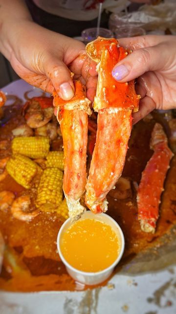 Foodie + Local Explorer 💕 on Instagram: "I’m in crab heaven! 😍😍 🍽: Dungeness Crab, Snow Crab, and Alaskan King Crab 📍: @shakingcrablv , 2 locations in Las Vegas, NV ❣️ Follow @withlove_christine ❣️ #xtinelilyeats #localxtine #xtinelilytravels 𝕋𝕒𝕘 • 𝕊𝕒𝕧𝕖 • 𝕊𝕙𝕒𝕣𝕖" Stuff Crab Recipe, Crab Cakes Aesthetic, Fried King Crab, Spicy Crab Recipes, King Crab Recipe, Crab Aesthetic Food, Crab Food, Crab Legs Recipe, Alaskan King Crab