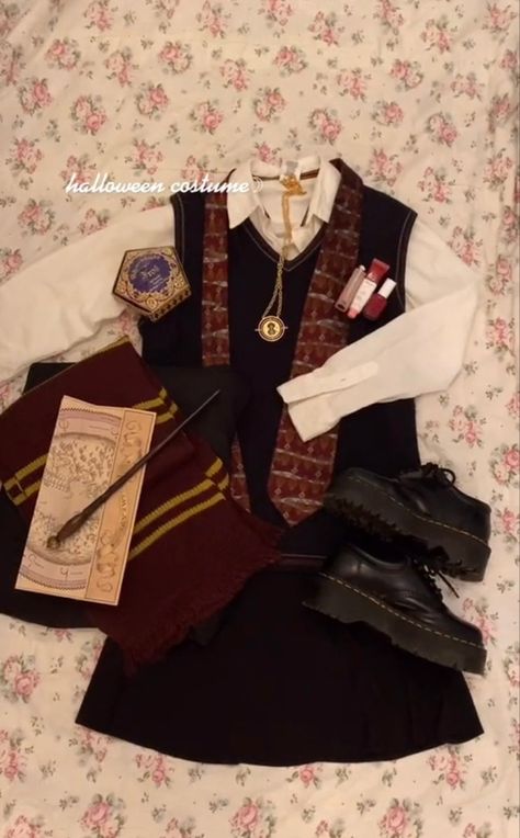 Harry Potter Aesthetic Costume, Hogwarts Aesthetic Outfits Gryffindor, Hogwarts Uniform Aesthetic, Hogwarts Clothes Aesthetic, Griffindor Outfits, Hogwarts Aesthetic Outfits, Hogwarts Outfits Gryffindor, Gryffindor Aesthetic Outfit, Hogwarts Fits