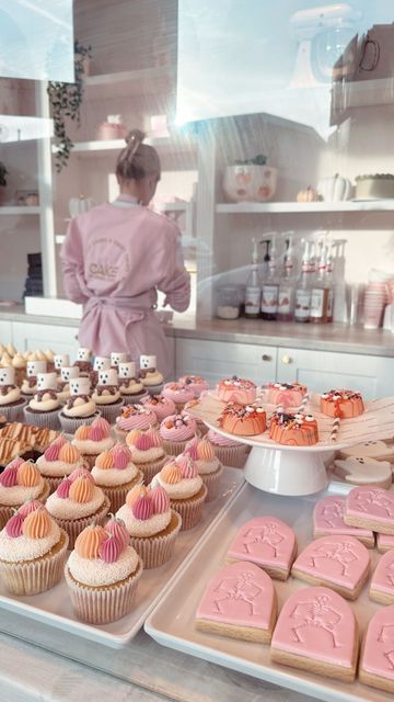 Baking Pink Aesthetic, Pink Baking Aesthetic, Confectionery Shop Design, Pink Bakery Aesthetic, Coquette Bakery, Korean Bakery, Pink Bakery, Hannah Jones, Dream Bakery