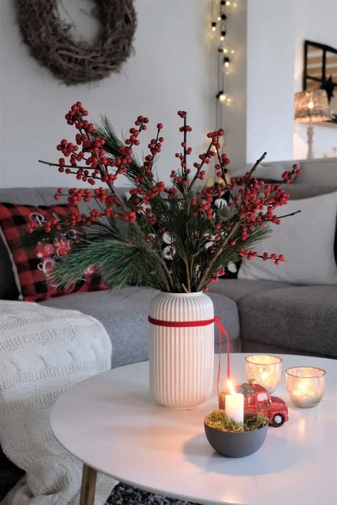 Decoracion Navidad Diy, Christmas Decorations Apartment, Christmas Vases, Christmas Apartment, Cozy Christmas Decor, Christmas Decor Inspiration, Xmas Deco, Christmas Interiors, Christmas Themes Decorations