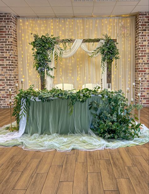 Sage Green Quinceanera Main Table, Sage Emerald Wedding, Quince Court Table Green, White And Green Wedding Decor Reception Ideas, Enchanted Forest Theme Quinceanera Table, Quince Main Table Ideas Green, Quinceanera Table Ideas, Sage Green Quince Decorations, Wedding Sweet Heart Table Ideas