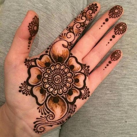 Diagonal floral trail !!  #mehndi #designs #indian #flower #hennaart #forhands #indianweddings #unique Palm Mehndi Design, Tato Henna, Mehndi Designs 2018, Henna Tattoo Designs Hand, Henna Art Designs, Mehndi Designs For Kids, Very Simple Mehndi Designs, Modern Mehndi Designs, Full Mehndi Designs