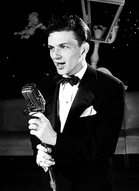 Frank Sinatra 1944 Billie Holiday, Hollywood Glam, Old Soul, Golden Age Of Hollywood, Music Legends, Frank Sinatra, Old Movies, Classic Hollywood