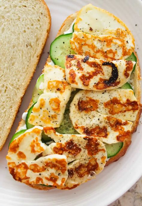 Vegetarian Summer Meals, Haloumi Recipes, Food Recipes For Dinner, Fried Halloumi, Summer Sandwiches, Vegetarian Comfort Food, Cucumber Slices, Grilled Halloumi, Vegetarian Sandwich