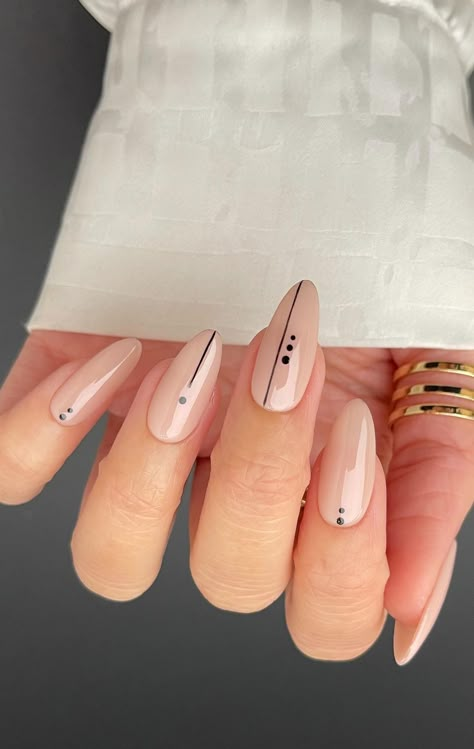 20 Simple Summer Nail Designs to Inspire You Boho Manicure Ideas, Gel Nails With Lines, Neutral Nails With Black Design, Neutral Almond Nails With Design, Nude With Black Nails, Nude Black Nail Designs, Nail With Line Design, Line Design Nail Art, Line Art On Nails