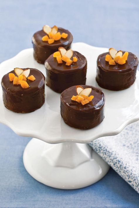 Petit Four Cake, Finger Desserts, Almonds Recipe, Mini Dessert Recipes, Decadent Chocolate Desserts, Dessert Bites, Individual Desserts, Bite Size Desserts, Elegant Desserts