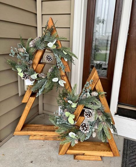 Wooden Christmas Trees Front Porch, Wooden Winter Decor, Christmas Pallet Crafts, Wooden Christmas Tree Ideas, Diy Wood Projects For Beginners, Jul Diy, Christmas Diy Wood, Wooden Christmas Crafts, Wooden Christmas Tree