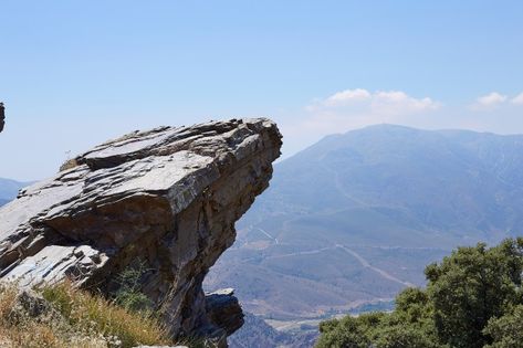 Standing empty on top of a mountain view... | Premium Photo #Freepik #photo #nature #sports #blue #mountain Cliff Pictures, Mountain Top View, On Top Of A Mountain, Cliff Edge, China Architecture, Top Of A Mountain, Rock Textures, Mountain Photos, Landscape Photography Nature