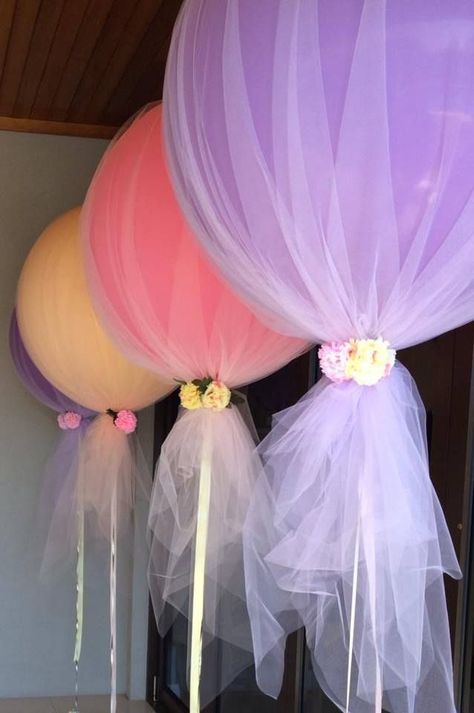 Tulle-Wrapped Helium Balloons Deco Ballon, Ballon Party, Rustic Wedding Decorations, Elegant Birthday, Fairy Parties, Girl Shower, Diy Wedding Decorations, Bridal Shower Decorations, Princess Birthday