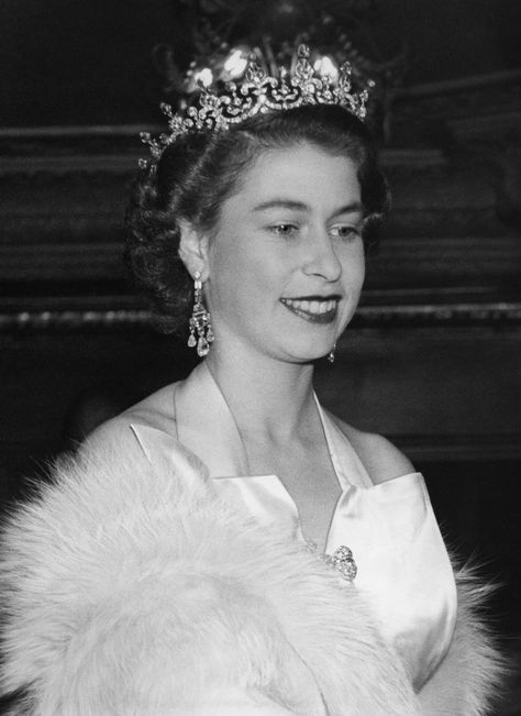 Vintage Photos Of Queen Elizabeth II Prove She's The Most Stylish Royal Of All | HuffPost Queen Elizabeth Birthday, Princesa Margaret, Young Queen Elizabeth, Rainha Elizabeth Ii, Reine Elizabeth Ii, Hm The Queen, Reine Elizabeth, Estilo Real, Elisabeth Ii