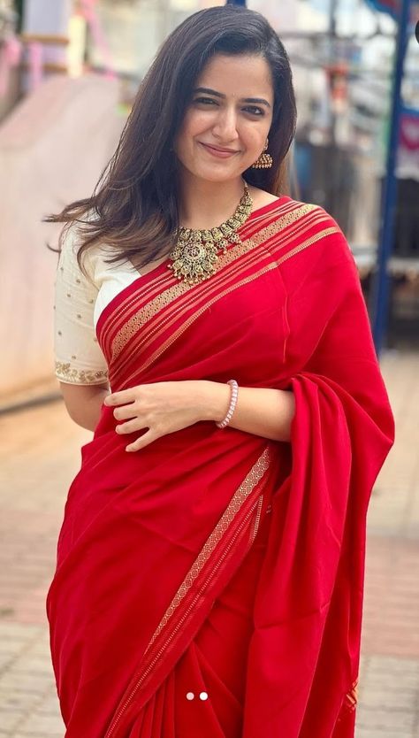 Blouse Designs Mysore Silk Saree, Red Wedding Sarees, Bengali Wedding Guest Saree Look, Cherry Red Saree, Simple South Indian Saree Look, Simple Traditional Saree Look, Bengali Saree Look Simple, Mysore Silk Saree Wedding, Red Saree Styling