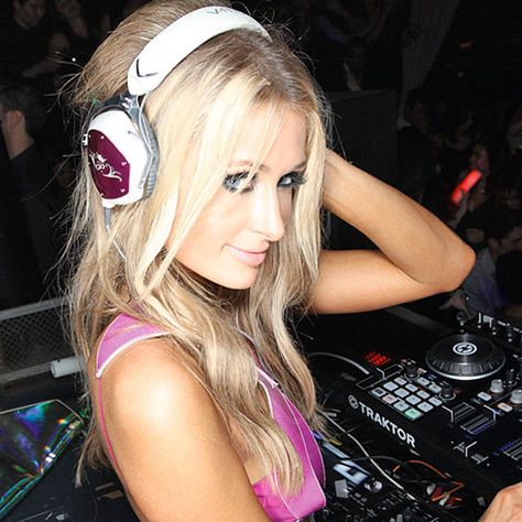 Paris Hilton Dj, Trashy 2000s Aesthetic, Paris Hilton Aesthetic, 2000s Paris Hilton, Paris Hilton 2000s, 2000s Icons, Paris And Nicole, Ayesha Erotica, 2000s Aesthetic