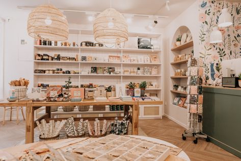 Babushka Boutique | Prostornina | Notranje oblikovanje Small Retail Boutique Design, Retail Gift Store Design, Small Shop Interior, Stationery Store Design, Gift Shop Interiors, Gift Shop Displays, Stationery Studio, Store Design Boutique, Stationary Shop