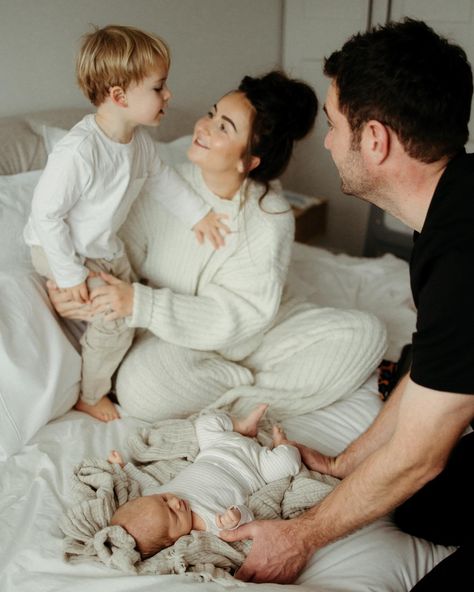 At home newborn sessions ✨ ⠀⠀⠀⠀⠀⠀⠀⠀⠀ In your home where you feel like you and siblings are free to run riot (see slide 5 for the reality of 2 under 3 😜), where the calm meets the chaos and the story of your life as a family of four is unfolding. ⠀⠀⠀⠀⠀⠀⠀⠀⠀ Welcome to an effortless, baby led experience for you to simply exist in the moment, soaking in this perfect new life that you have created - I’ll do the rest. ⠀⠀⠀⠀⠀⠀⠀⠀⠀ I’m here to capture your family from the very beginning because I kno... Newborn Picture With Siblings, Family Of 4 Newborn Pictures At Home, I’m Home Newborn Family, Newborn Shoot At Home With Siblings, Family In Home Photoshoot, Cozy Newborn Family Photos, Newborn Family Photos Sibling, Family Bed Photos, Family Of 5 Newborn Pictures