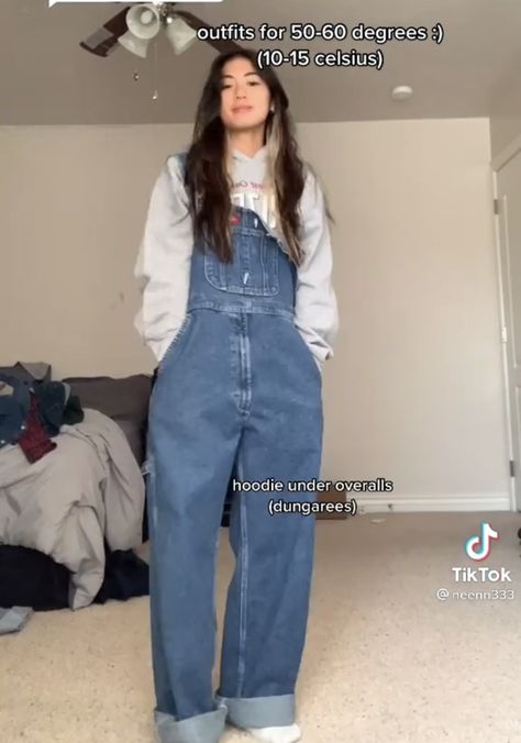 Baggy Overalls Outfit Winter, Sweatshirt And Overalls Outfit, Overall With Hoodie, Baggy Overall Outfits, Sweatshirt Overalls Outfit, Oversized Overalls Outfit Winter, Hoodie Under Overalls, Overalls And Hoodie, Oversize Overalls Outfit