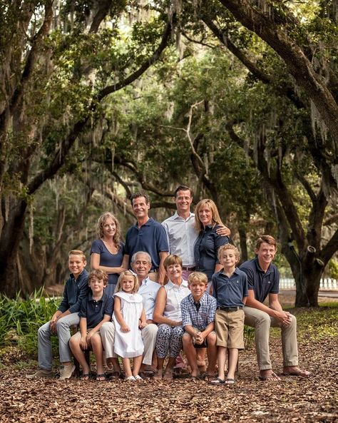 Blue And Khaki Family Pictures, Extended Family Photo Outfits Blue, Blue White Family Photos, Classic Family Photoshoot, Grandparents Family Photos, Big Family Pictures, Large Family Photo Shoot Ideas, Family Photography Outdoor, Large Family Pictures