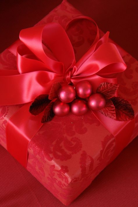 Simply Red, Creative Gift Wrapping, Red Gift, Christmas Packaging, Beautiful Gift Wrapping, Christmas Gift Wrapping, Christmas Wrapping, Shades Of Red, Christmas Presents