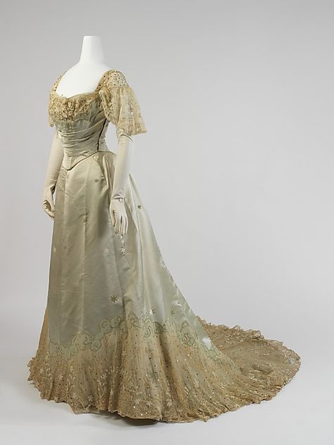 1900  Evening dress Gaun Abad Pertengahan, House Of Worth, 1890s Fashion, Gibson Girl, Old Dresses, Victorian Clothing, Antique Dress, Retro Mode, Vintage Gowns