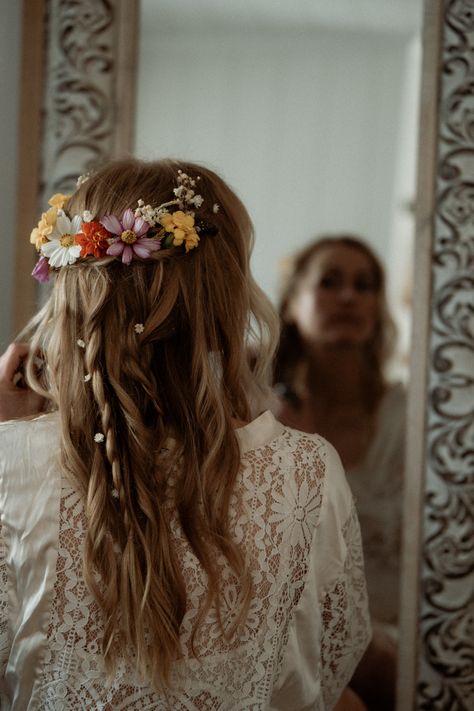 #wildflower #hangingfoliage #citrusbride #citruswedding #wildflowers #florals #wildflowerbouquet #ranchwedding #ranch #weddingday #countrywedding #rusticwedding #meadow #weddingmeadow #weddinghair Bridal Hair Down Flower Crown, Whimsical Wedding Headpiece, Flowers Woven Into Hair Wedding, Wildflower Wedding Hair Piece, Wedding Hair With Wild Flowers, Prom Hairstyles Flower Crown, Hair Braids With Flowers, Flowers And Veil Wedding Hair, Wedding Hair With Real Flowers