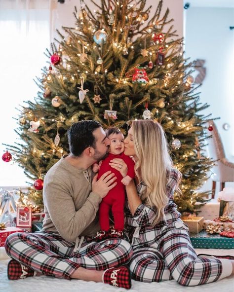 Christmas Card Photo Ideas Family Newborn, Couple And Baby Christmas Pictures, Infant Christmas Pictures Family, Christmas Family Newborn Pictures, Christmas Photo Shoot For Baby, Christmas Pictures Babies, Infant Xmas Photo Ideas, Diy First Christmas Photo Shoot, Christmas With Baby First