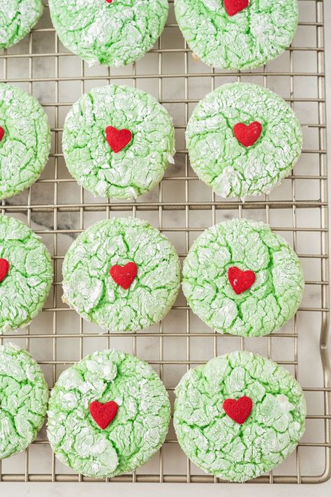 Crinkle Cookies Recipe Cake Mixes, Grinch Crinkle Cookies, Crinkle Cookies Cake Mix, Christmas Crinkle Cookies, Cake Mix Cookie, Grinch Cake, Cool Whip Cookies, Grinch Cookies, Crinkle Cookies Recipe