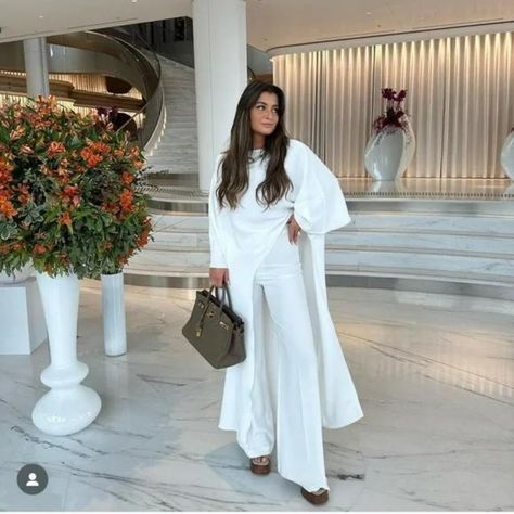 Long Cape Blouse With Round Neck And Below-The-Elbow Length Sleeves. Asymmetric Hem. Ecru Dubai Nails, Zara Cape, Long White Blouse, Dubai Outfit, Asymmetric Blouse, Beige Bodysuit, Cape Blouse, Faux Coat, Zara Bodysuit