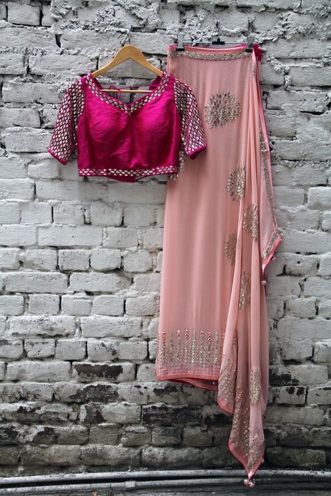 Best site to plan a modern Indian wedding, WedMeGood covers real weddings… Peach Combination Outfits Indian, Peach Pink Saree, Saree Outfits, Magenta Blouse, Salwar Design, Stylish Kurtis, Peach Saree, Sari Design, Pakistani Salwar