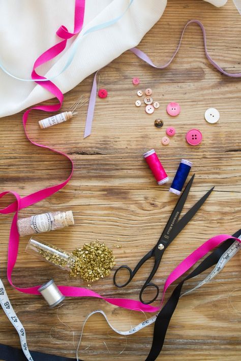 Hands Sewing Photography, Sewing Needles Aesthetic, Sewing Photography Inspiration, Sewing Background Wallpaper, Thread Wallpaper, Tailoring Tools Images, Sewing Wallpaper, Thread Photography, Sewing Machine Drawing