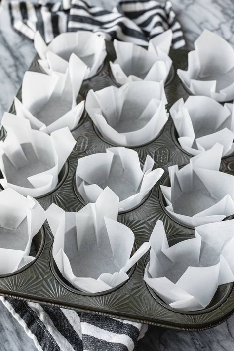 How To Make DIY Cupcake Liners & Muffin Cups With Parchment Paper -- Fresh out of cupcake liners? Here's the easiest way to make diy tulip cupcake liners (and muffin liners) out of parchment paper! Bonus: they're as adorable as they are useful... #muffinrecipes #cupcakerecipes #muffinliners #cupcakeliners #tulipcupcakeliners #kitchenhacks #tiptuesday #tuesdaytip Parchment Paper Cupcake Liners, Diy Parchment Paper, Diy Cupcake Liners, Cupcake Liners Diy, Paper Cupcake Liners, Muffin Papers, Cake Liner, Diy Cupcake, Muffin Liners